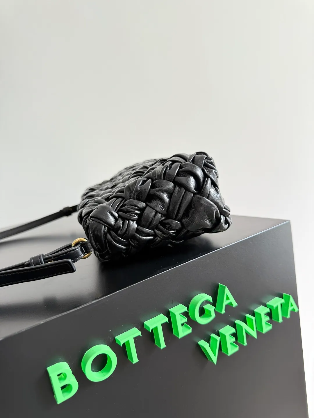 Batch 2560 BottegaVeneta's latest Kalimero cha cha fashionable chacha woven handbag, a solid product! This is really not easy to make. The oil-waxed cowhide used requires craftsmen with more than 10 years of experience to produce the effect. The hand-knitting process is very difficult and time-consuming. It is a very heavy-duty product. It has a unique texture and is worth buying. The length of the shoulder straps is also perfectly adjustable. Style number: 785780 Size: 28.5*15*6cm